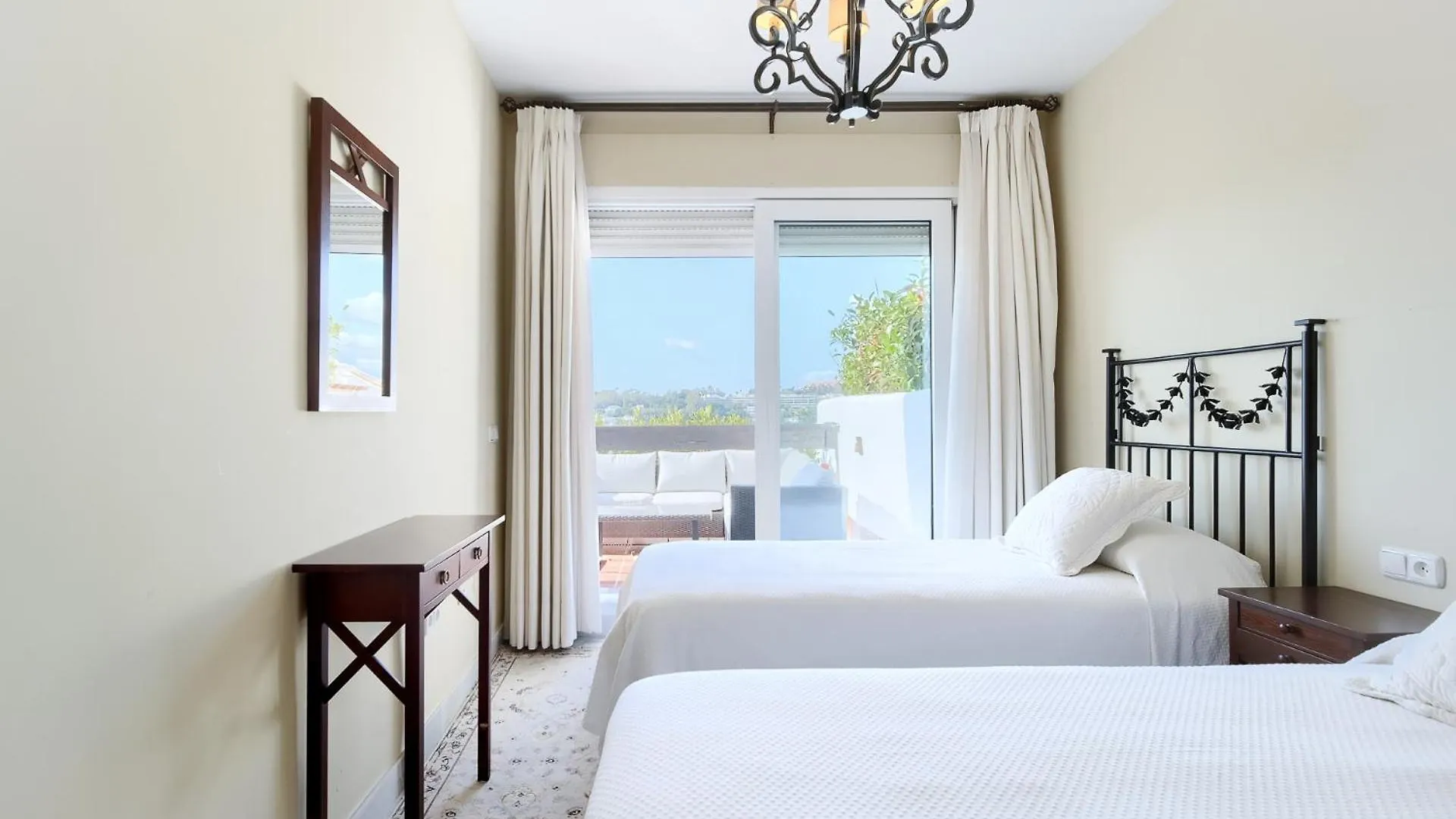 Cozy 3 Bed Duplex Apartment With Shared Swimming Pool In Nueva Andalucia 马尔韦利亚 西班牙