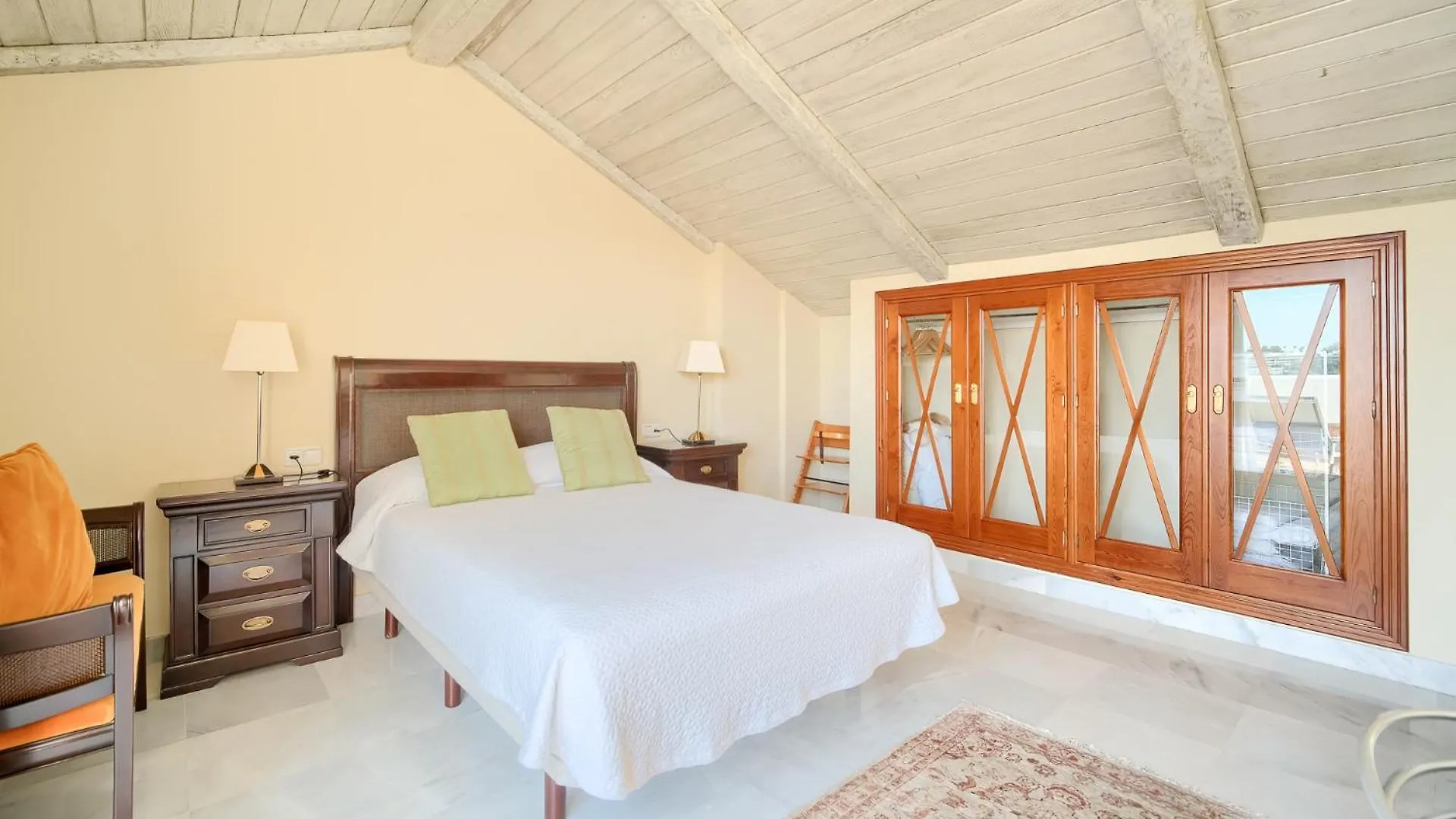 Cozy 3 Bed Duplex Apartment With Shared Swimming Pool In Nueva Andalucia 马尔韦利亚 0*,  西班牙