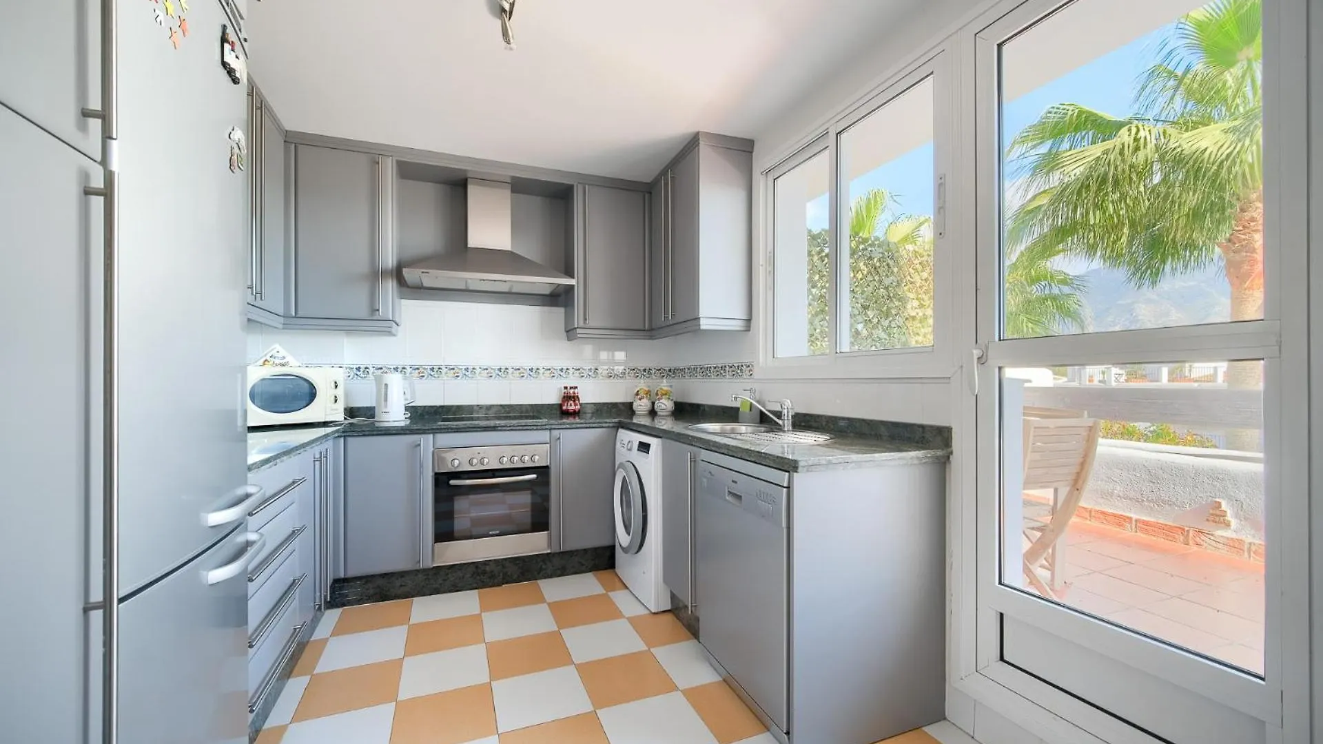 Cozy 3 Bed Duplex Apartment With Shared Swimming Pool In Nueva Andalucia 马尔韦利亚