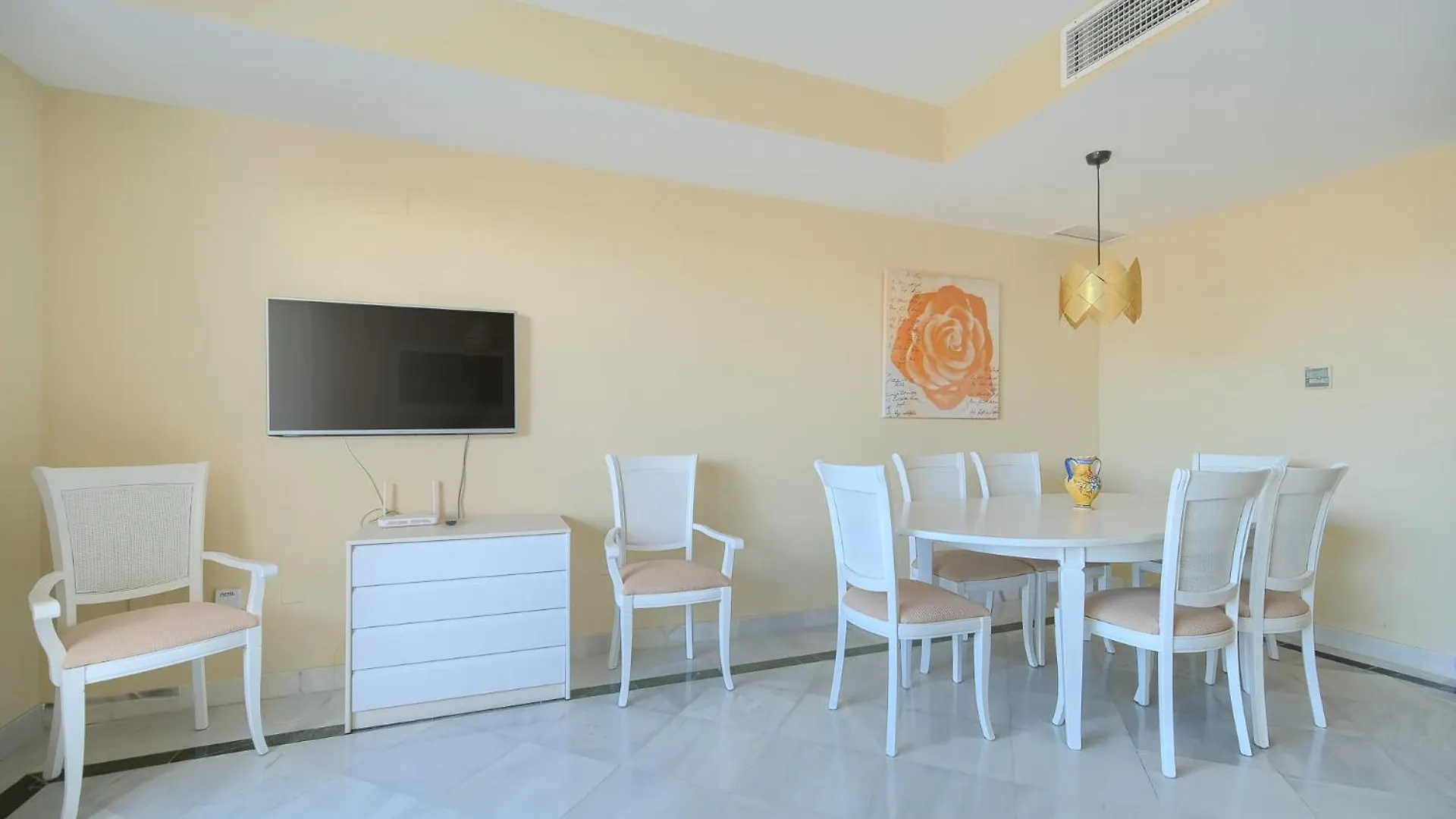 Cozy 3 Bed Duplex Apartment With Shared Swimming Pool In Nueva Andalucia 马尔韦利亚