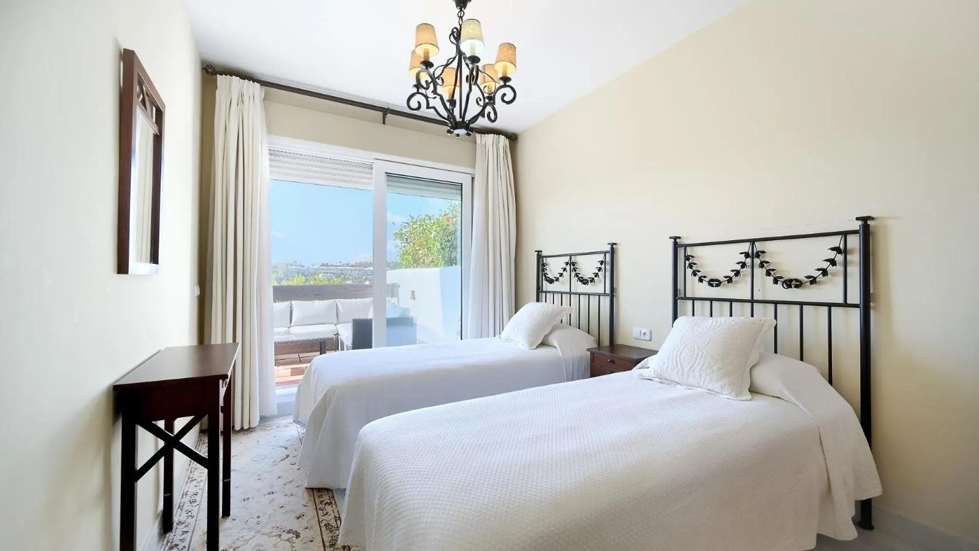 Cozy 3 Bed Duplex Apartment With Shared Swimming Pool In Nueva Andalucia 马尔韦利亚