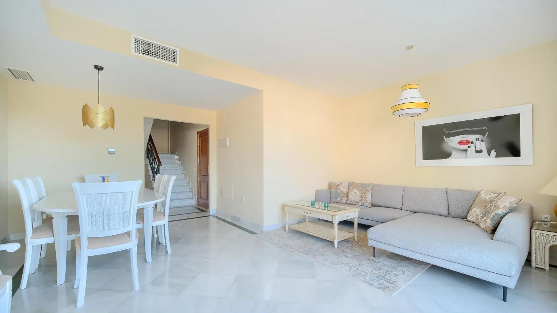 Cozy 3 Bed Duplex Apartment With Shared Swimming Pool In Nueva Andalucia 马尔韦利亚