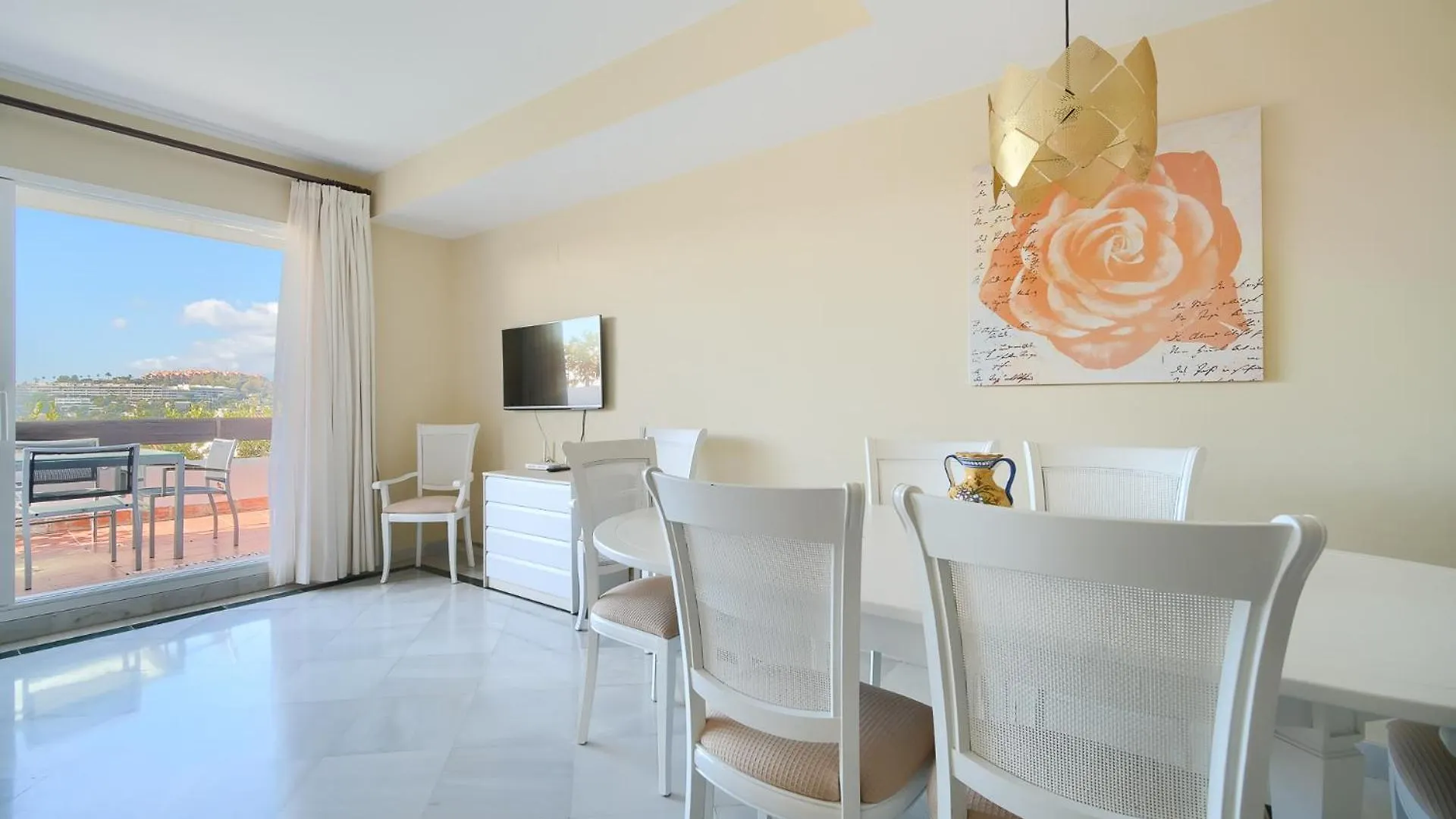 Cozy 3 Bed Duplex Apartment With Shared Swimming Pool In Nueva Andalucia 马尔韦利亚 西班牙
