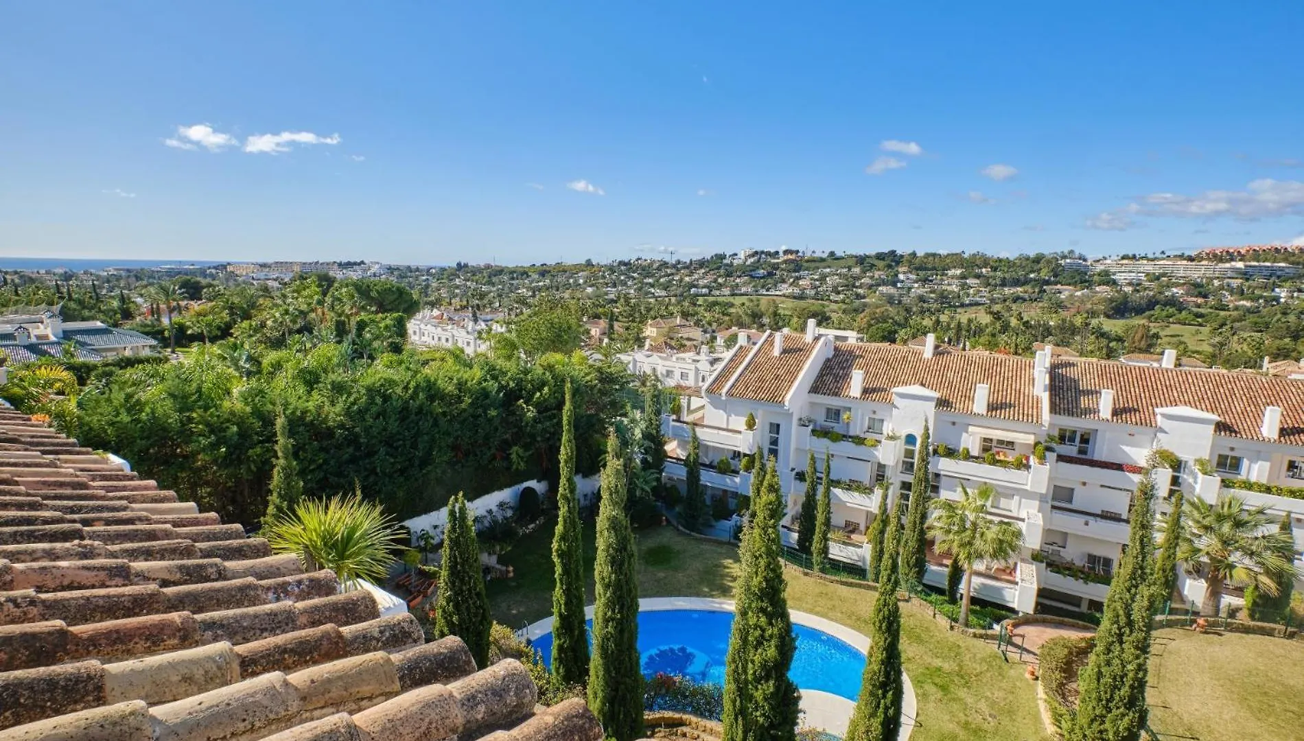 Cozy 3 Bed Duplex Apartment With Shared Swimming Pool In Nueva Andalucia 马尔韦利亚