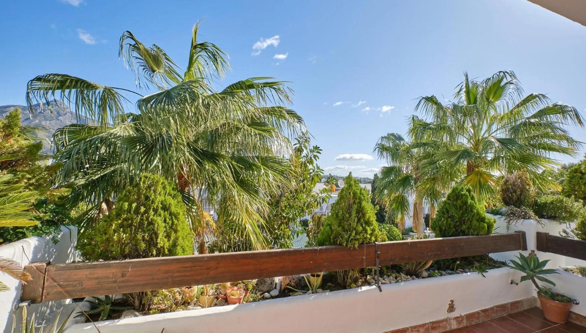 Cozy 3 Bed Duplex Apartment With Shared Swimming Pool In Nueva Andalucia 马尔韦利亚 0*,