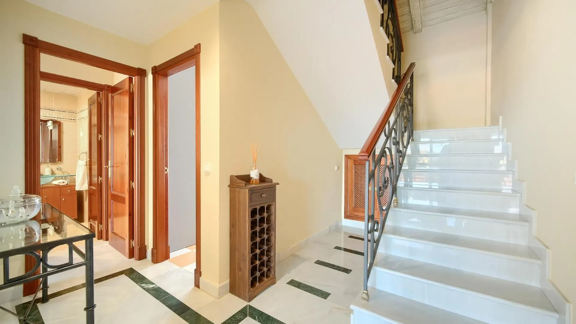Cozy 3 Bed Duplex Apartment With Shared Swimming Pool In Nueva Andalucia 马尔韦利亚 0*,  西班牙