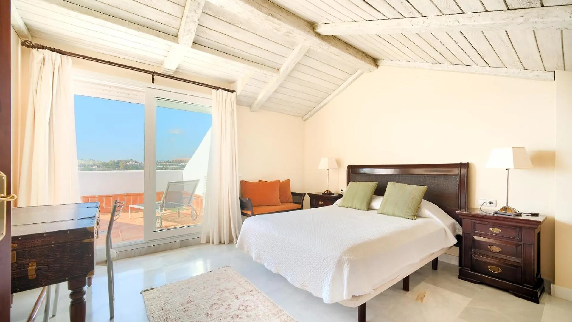 Cozy 3 Bed Duplex Apartment With Shared Swimming Pool In Nueva Andalucia 马尔韦利亚