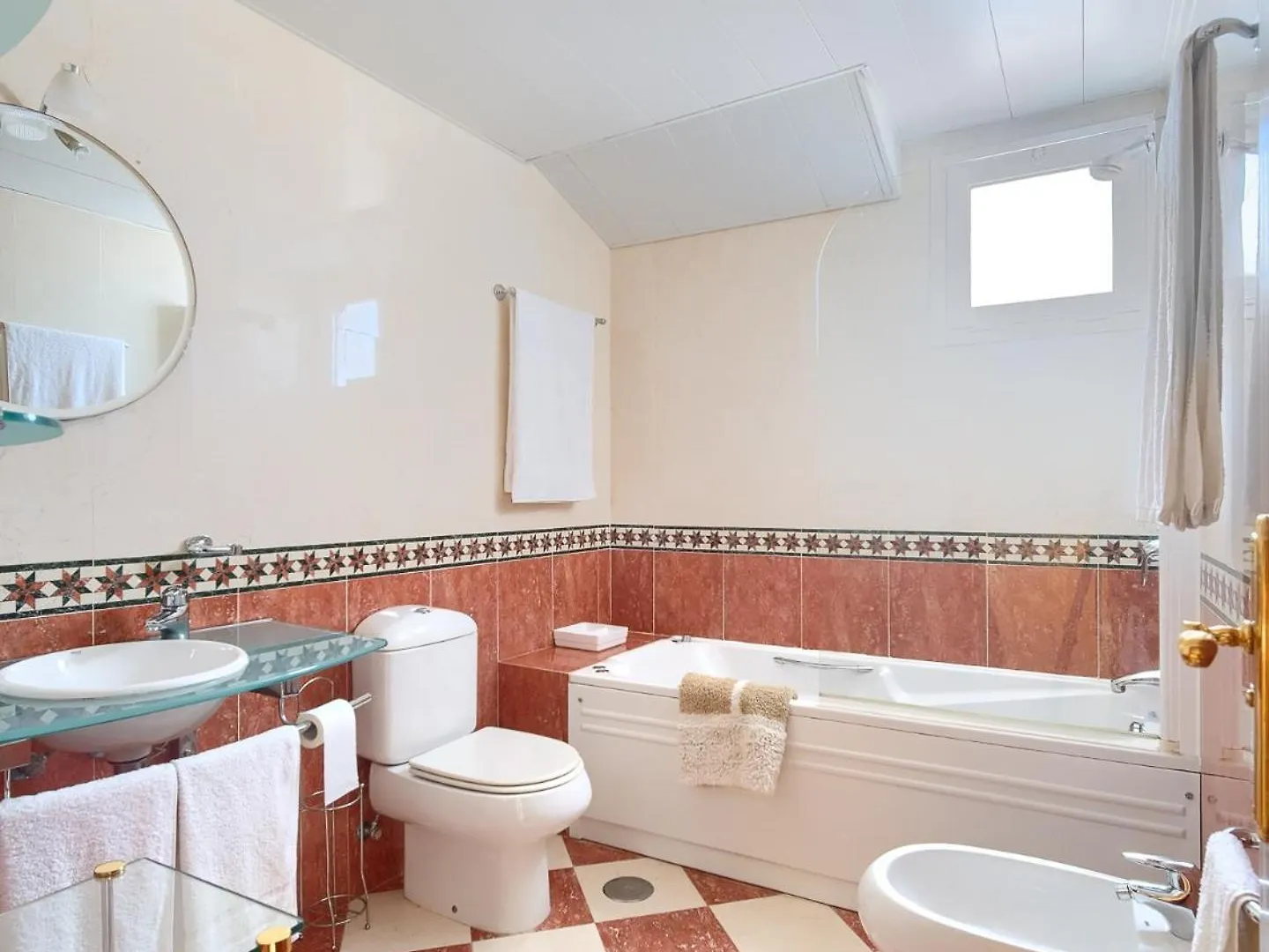 Cozy 3 Bed Duplex Apartment With Shared Swimming Pool In Nueva Andalucia 马尔韦利亚 0*,  西班牙