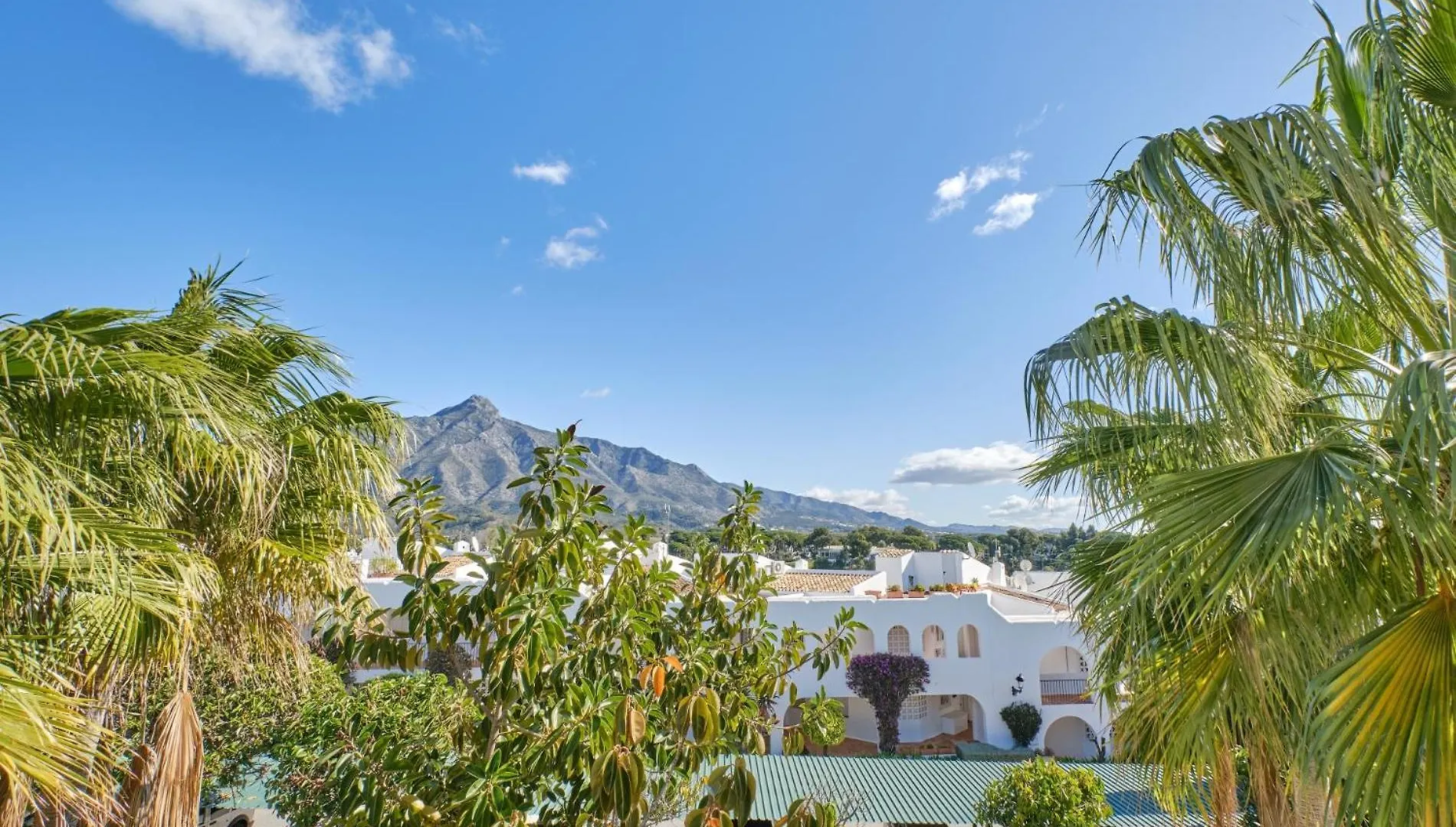 Cozy 3 Bed Duplex Apartment With Shared Swimming Pool In Nueva Andalucia 马尔韦利亚