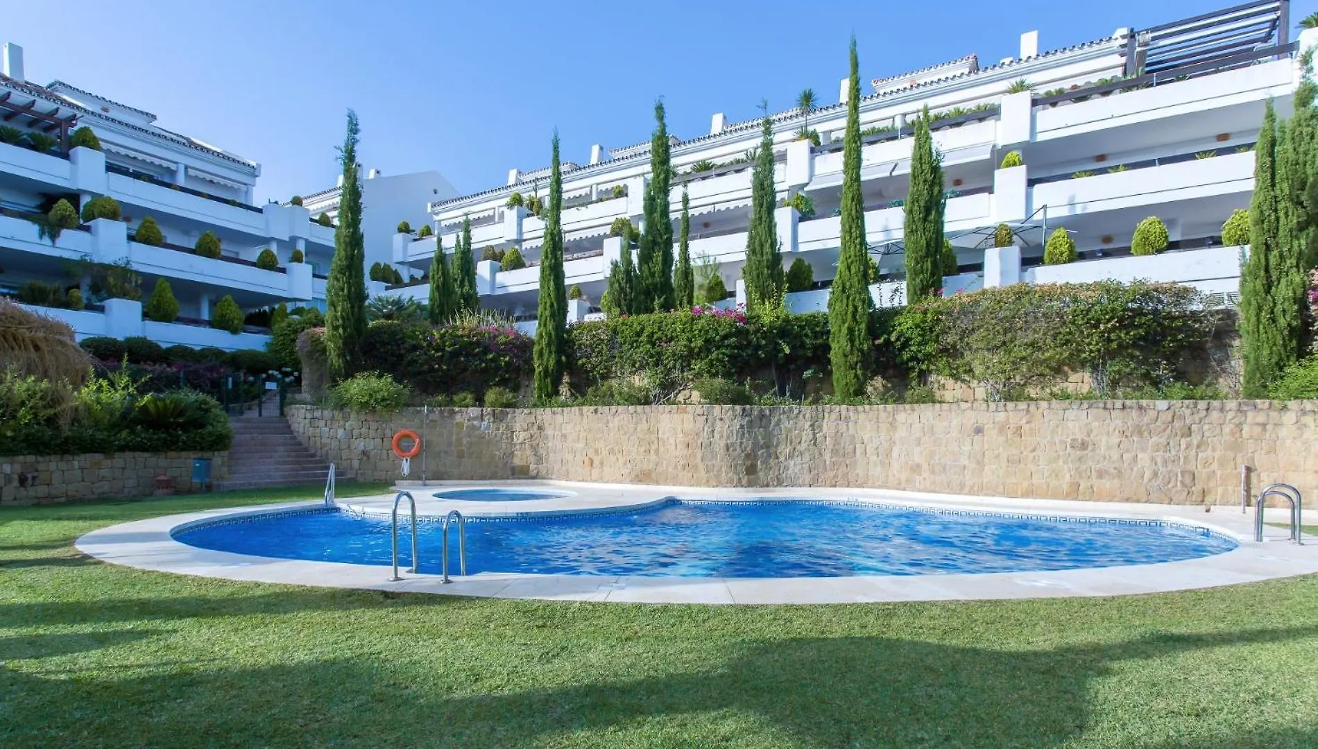 Cozy 3 Bed Duplex Apartment With Shared Swimming Pool In Nueva Andalucia 马尔韦利亚